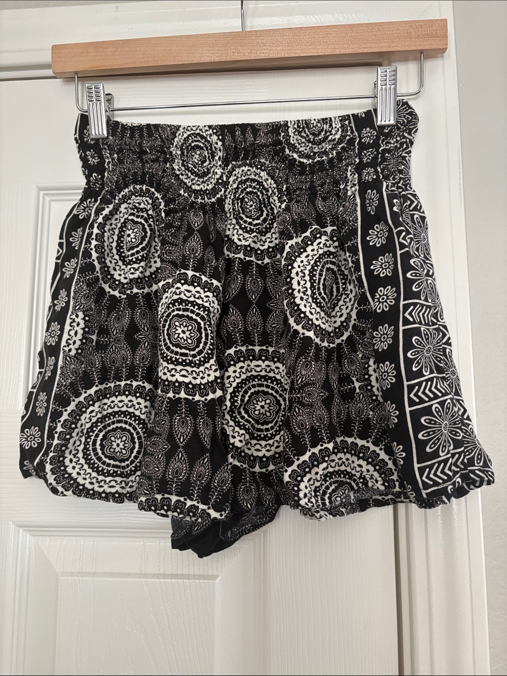 High-Waist Black & White Printed Women's Shorts with Smocked Waist